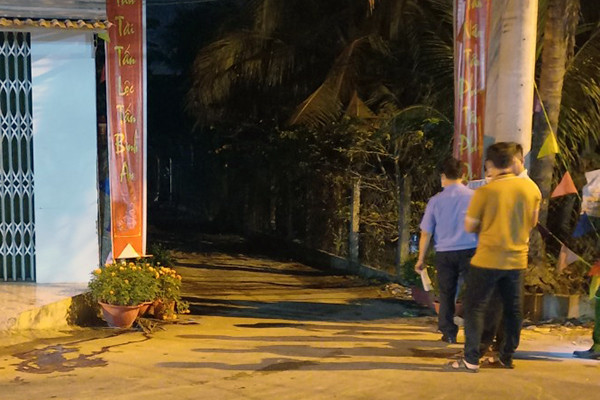 Chồng chém vợ trọng thương rồi tự sát