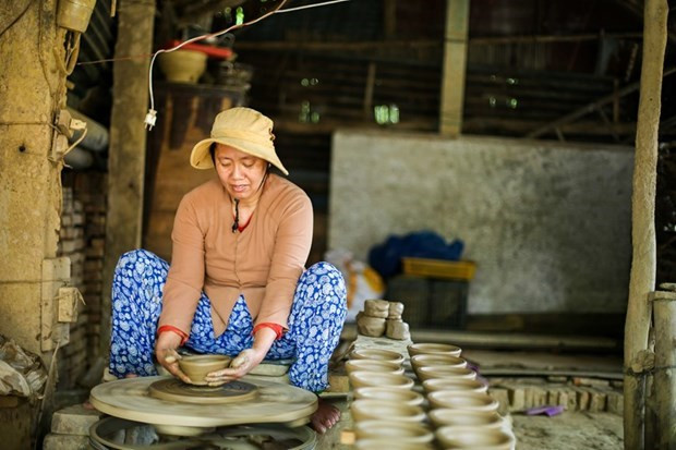 Discovering artisans' skills in Thanh Ha ancient pottery village hinh anh 1
