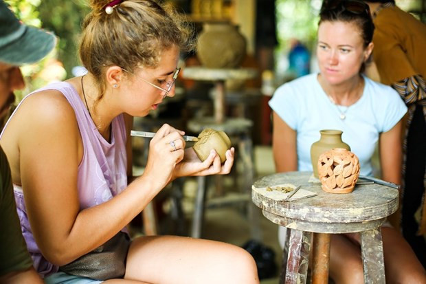 Discovering artisans' skills in Thanh Ha ancient pottery village hinh anh 2