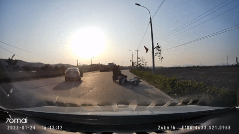 Quảng Ninh: Ô tô sang đường chần chừ bị xe máy đi ẩu đâm trúng đuôi