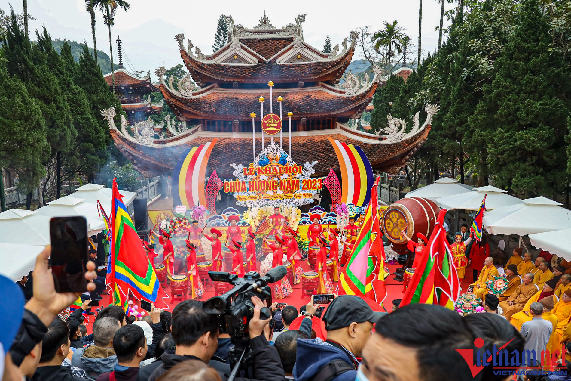 Huong Pagoda crowded on the first day of spring festival 2023