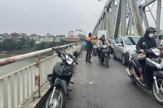 Nam sinh lớp 9 nhảy cầu Chương Dương tự tử