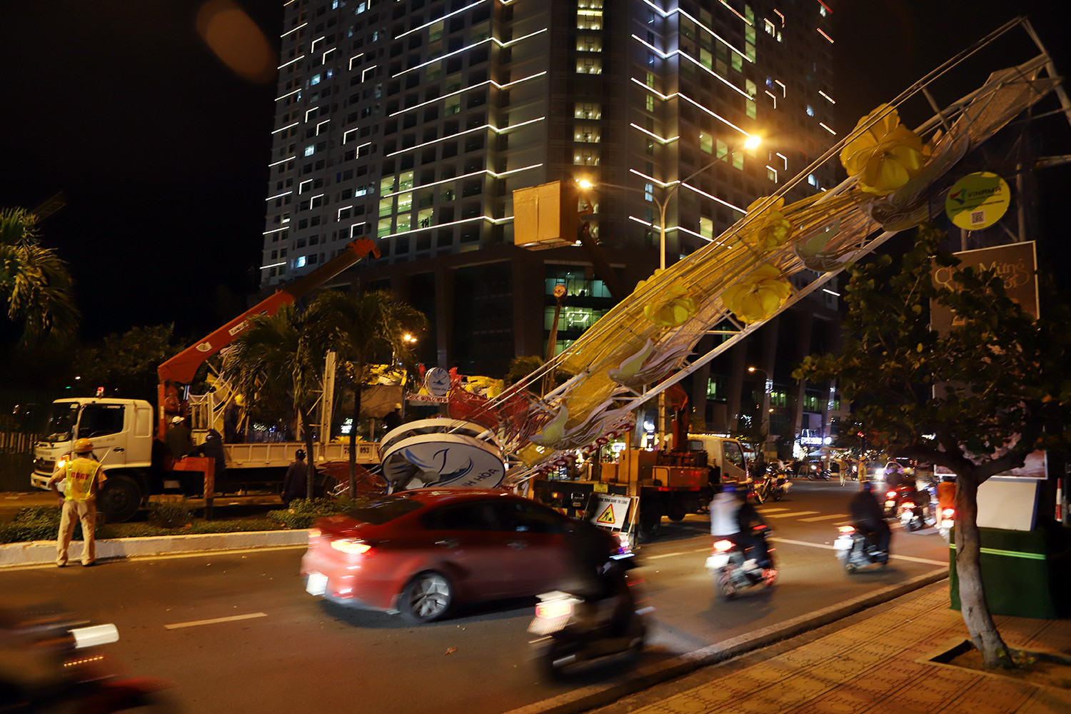 Cổng chào mừng năm mới ở Nha Trang bị sập