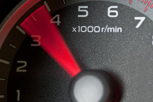 7 nguyên nhân khiến vòng tua máy tăng giảm thất thường khi đang lái xe