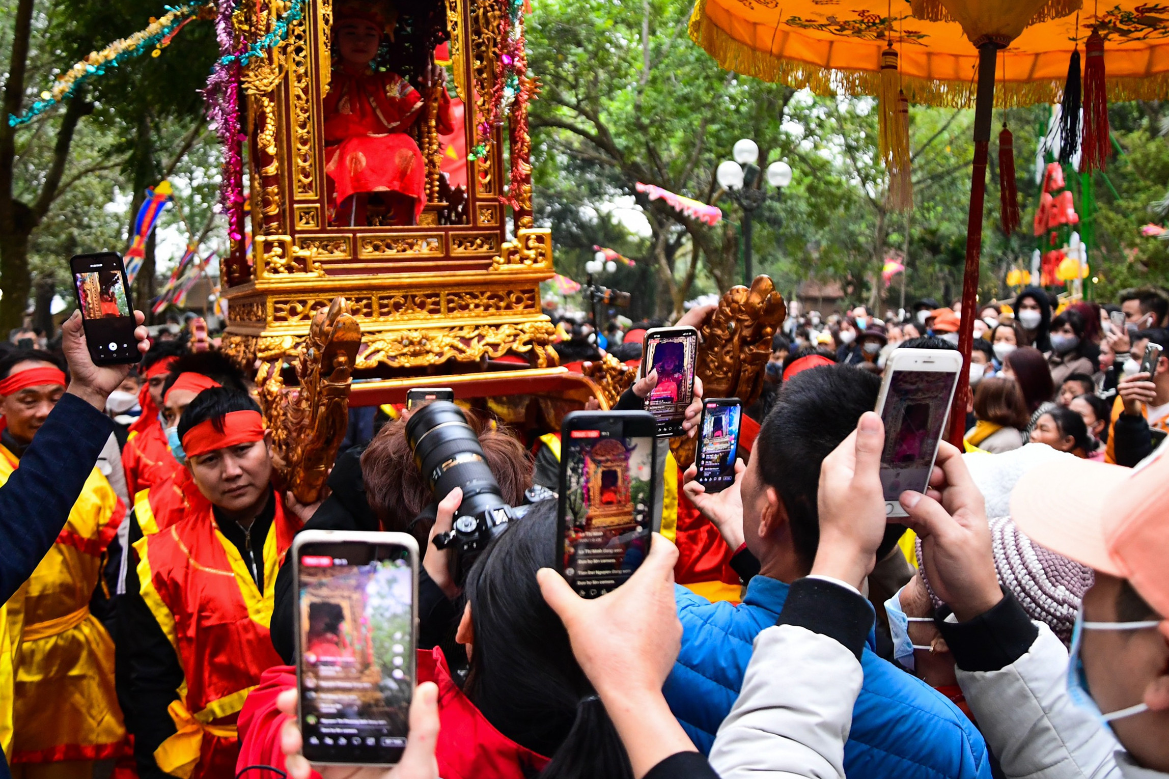 Hàng trăm người vây quanh 'tướng bà' quay video livestream ở Lễ hội đền Gióng