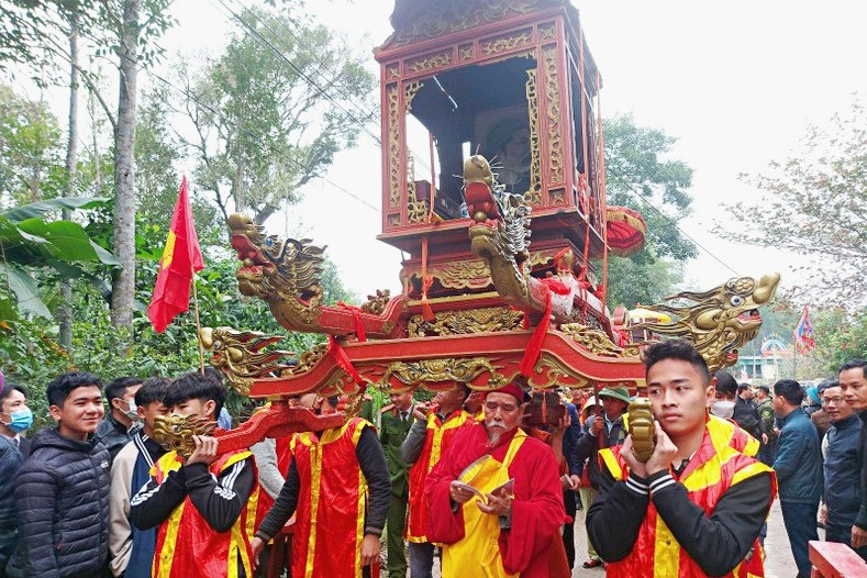 Nghìn người tập trung rước báu vật vua ban ngày đầu năm