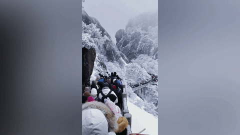 Hàng nghìn du khách 'đóng băng' khi mắc kẹt trên đỉnh núi