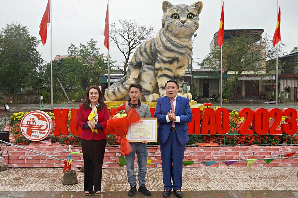Linh vật mèo ở Quảng Trị hút vạn khách tham quan, tác giả được tặng thưởng