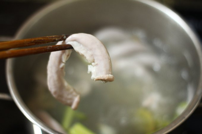 Người đàn ông nguy kịch vì hóc đoạn lòng lợn dài 25cm