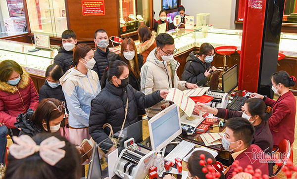 Hàng trăm nghìn người tung tiền, doanh nghiệp vàng vào cuộc đua vía Thần Tài