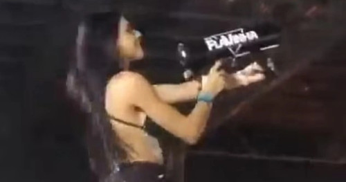 Nữ DJ bị bỏng vì cầm ngược súng bắn pháo giấy