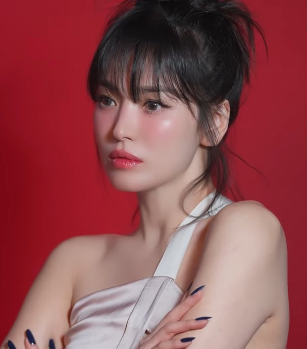 Song Hye Kyo lần đầu lên tiếng khi bị chê già, xuống sắc - 4