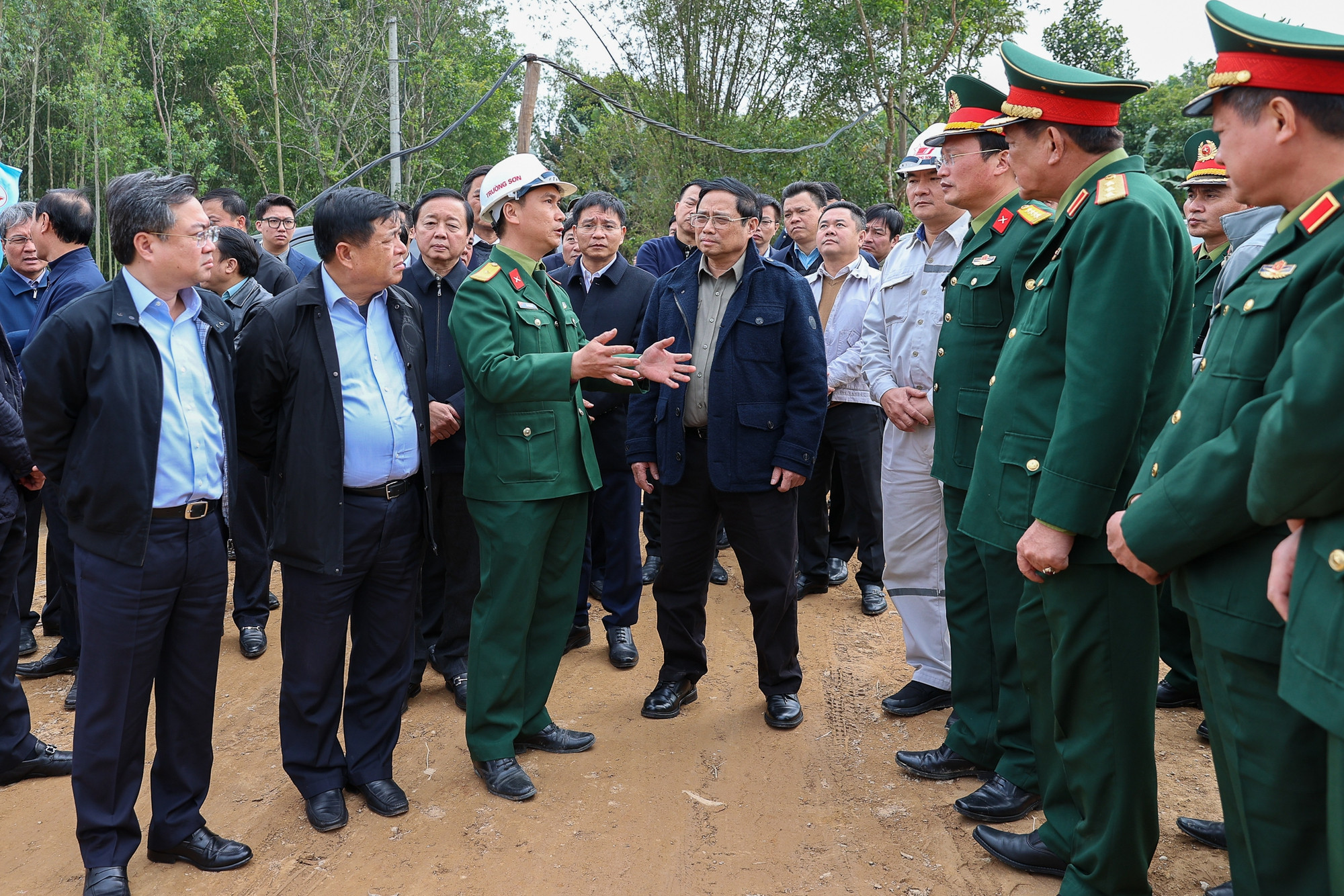 Thủ tướng kiểm tra dự án cao tốc Diễn Châu-Bãi Vọt, thị sát thi công hầm Thần Vũ - Ảnh 2.