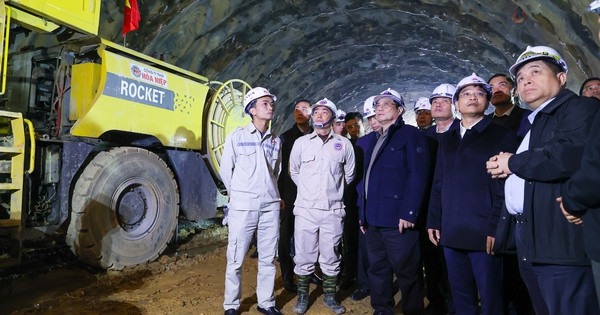 Thủ tướng kiểm tra dự án cao tốc Diễn Châu-Bãi Vọt, thị sát thi công hầm Thần Vũ