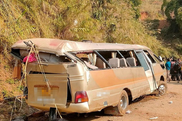 Ô tô chở 18 người đi đám cưới rơi xuống vực, 3 người tử vong