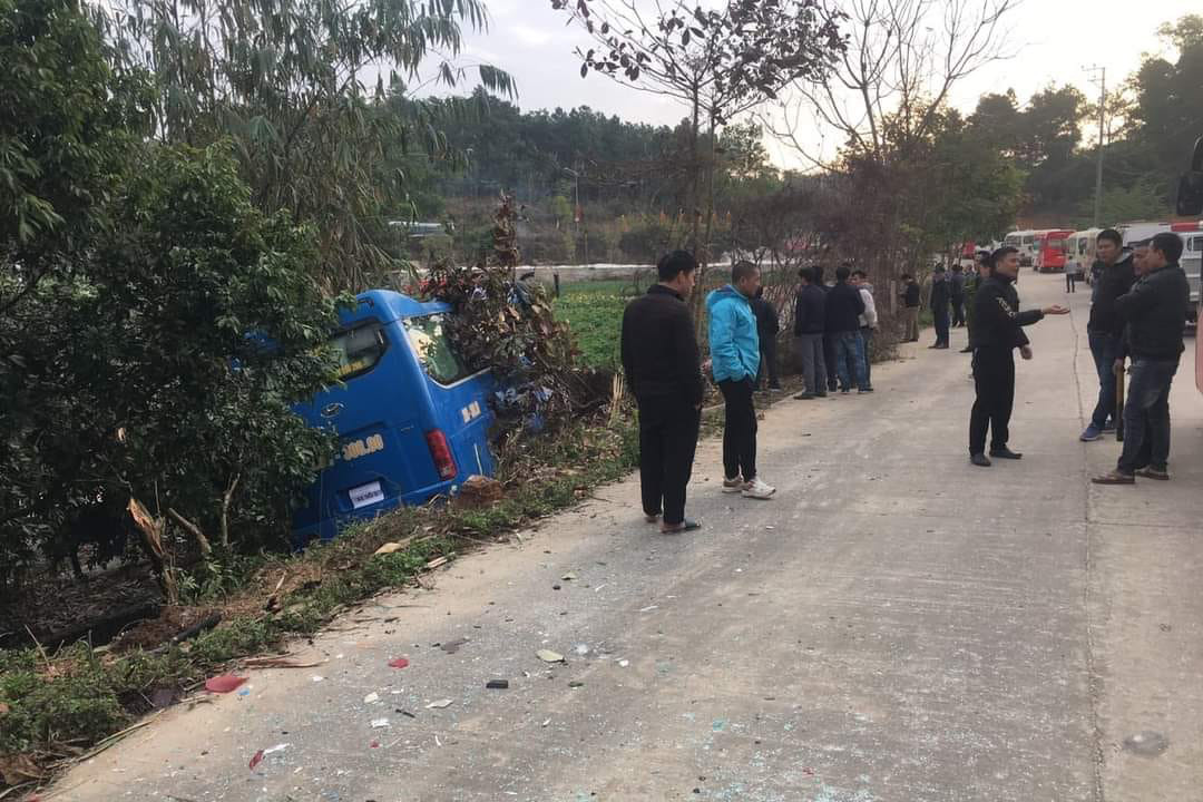 Xe khách mất lái ở cổng chùa Ba Vàng, đâm 2 người thương vong