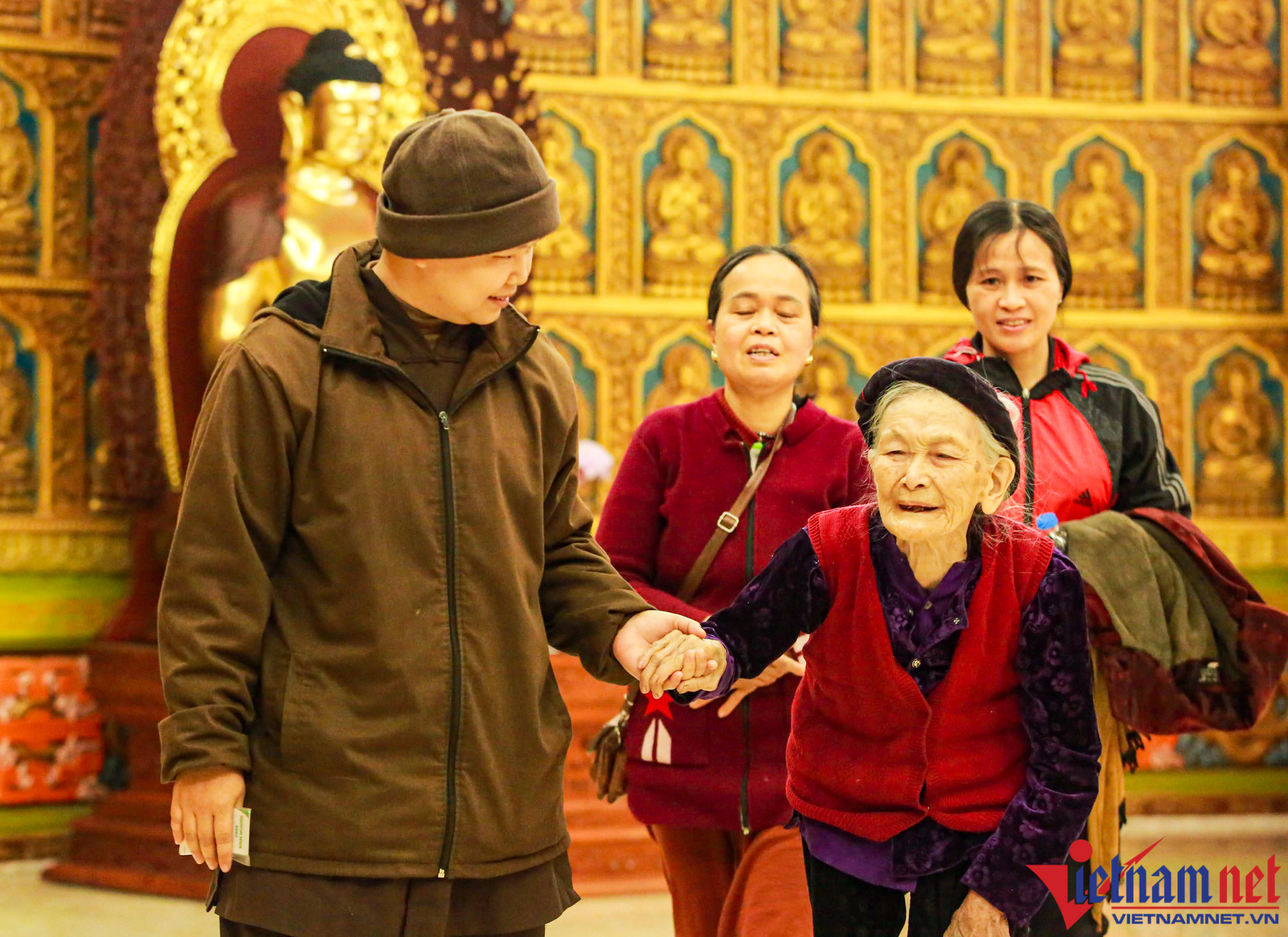 Cụ bà 90 tuổi vượt hơn trăm cây số về Hà Nội đi lễ chùa đầu năm - Ảnh 3.