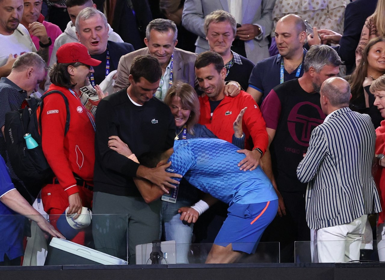 Djokovic bật khóc nức nở khi lần thứ 10 vô địch Úc Mở rộng