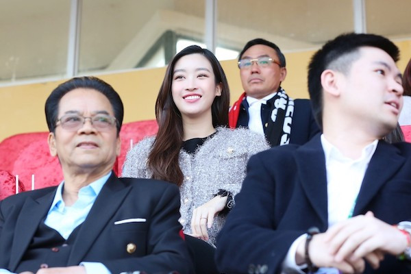 Hoa hậu Đỗ Mỹ Linh đến sân Hàng Đẫy cổ vũ đội bóng của ông xã tranh Siêu cúp