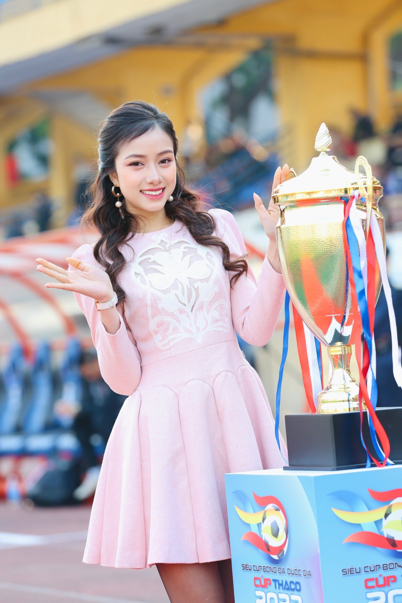 Hoa hậu Đỗ Mỹ Linh đến sân Hàng Đẫy cổ vũ đội bóng của ông xã tranh Siêu cúp ảnh 11