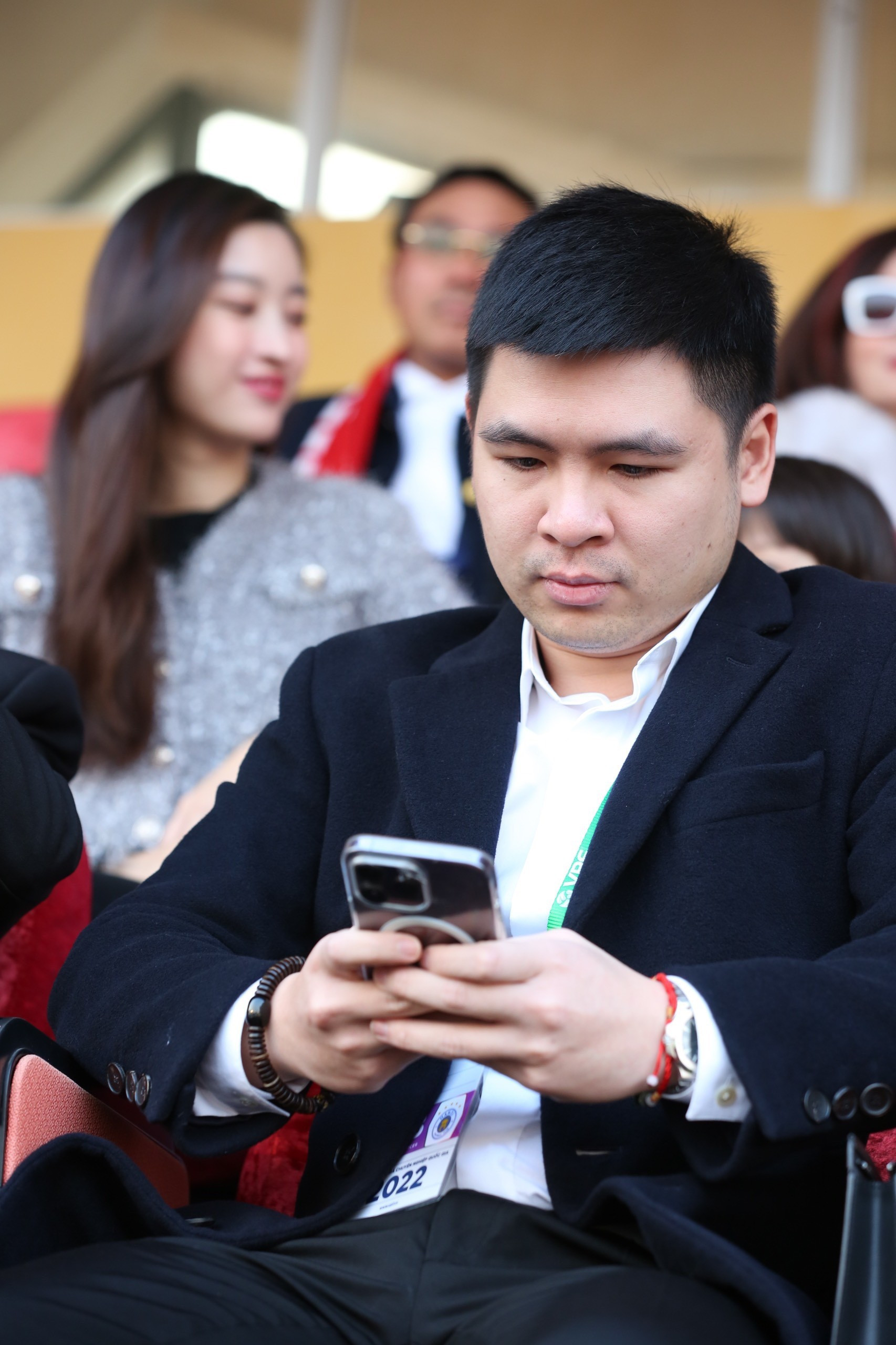 Hoa hậu Đỗ Mỹ Linh đến sân Hàng Đẫy cổ vũ đội bóng của ông xã tranh Siêu cúp ảnh 6