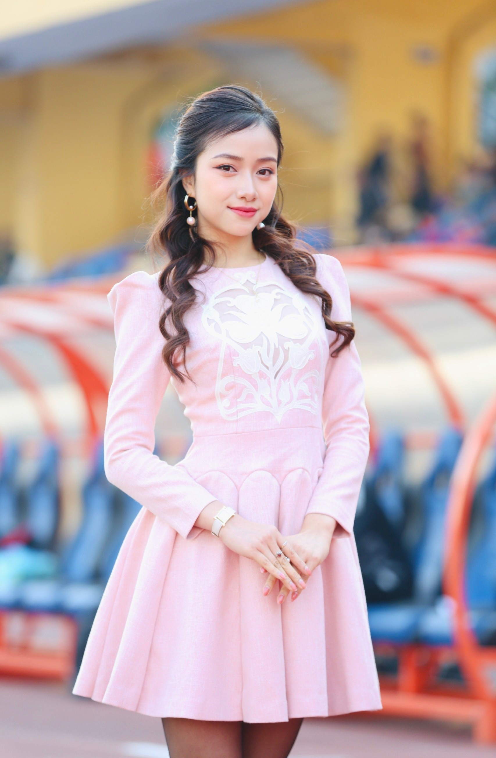 Hoa hậu Đỗ Mỹ Linh đến sân Hàng Đẫy cổ vũ đội bóng của ông xã tranh Siêu cúp ảnh 10