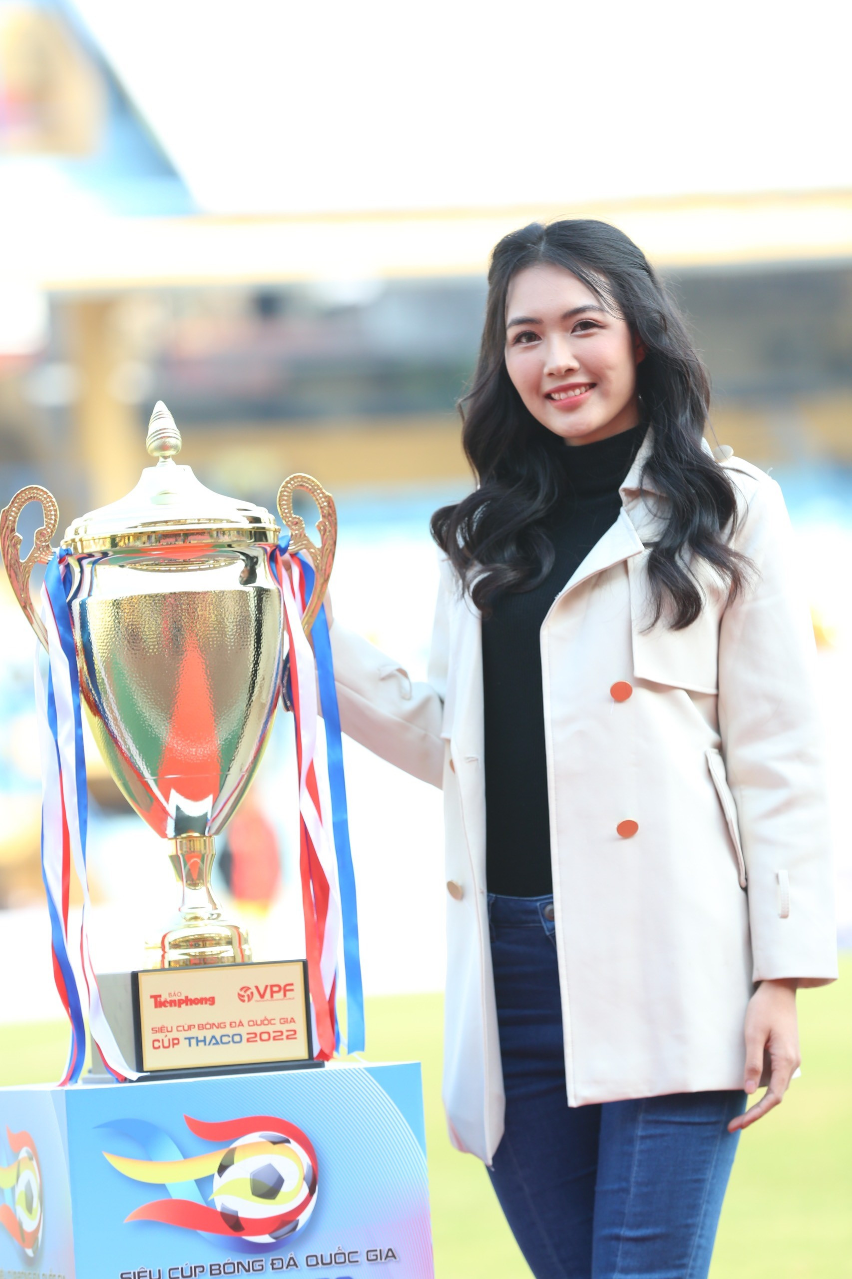 Hoa hậu Đỗ Mỹ Linh đến sân Hàng Đẫy cổ vũ đội bóng của ông xã tranh Siêu cúp ảnh 14