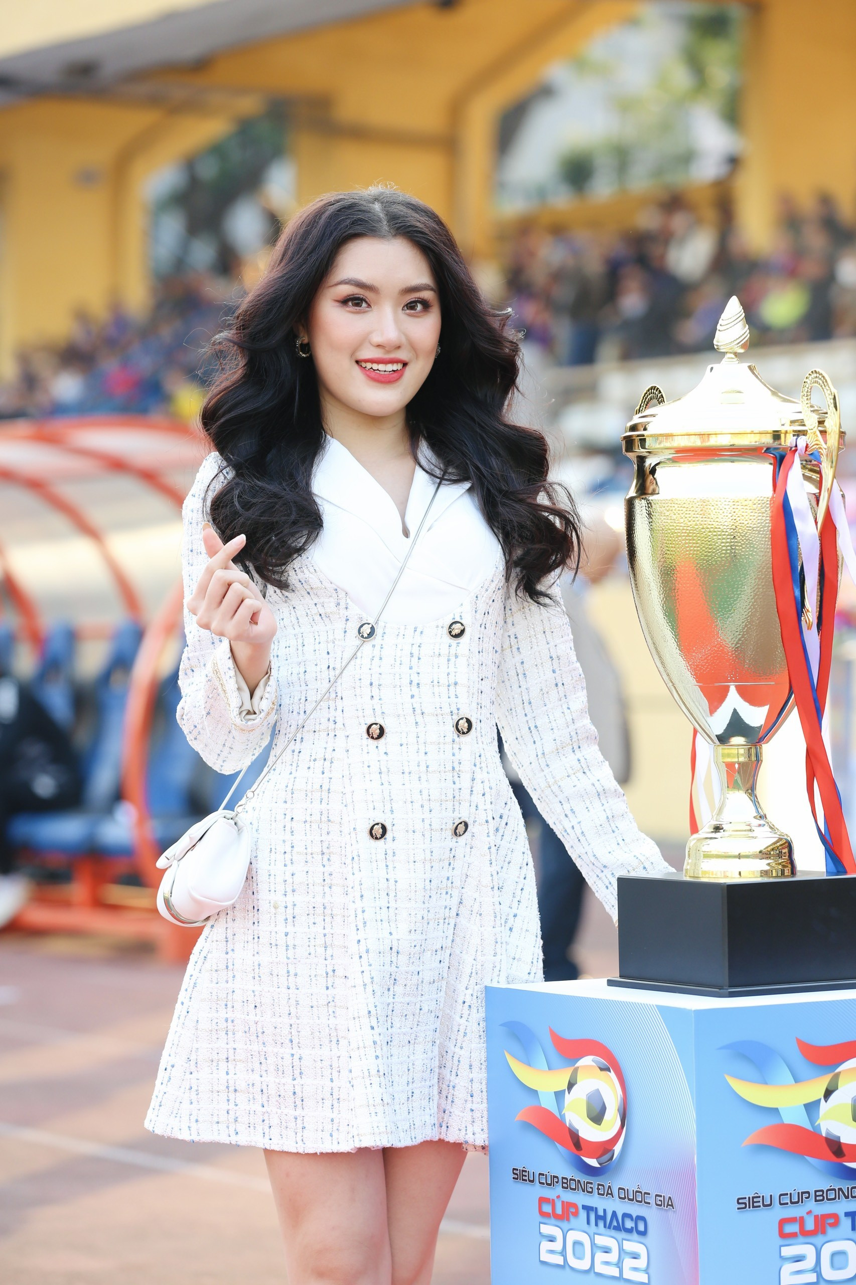 Hoa hậu Đỗ Mỹ Linh đến sân Hàng Đẫy cổ vũ đội bóng của ông xã tranh Siêu cúp ảnh 18