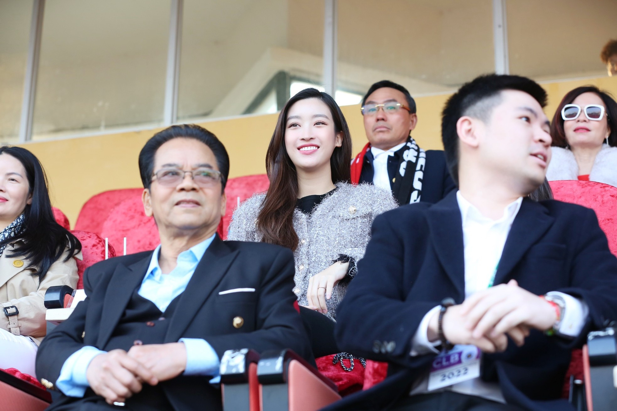 Hoa hậu Đỗ Mỹ Linh đến sân Hàng Đẫy cổ vũ đội bóng của ông xã tranh Siêu cúp ảnh 4