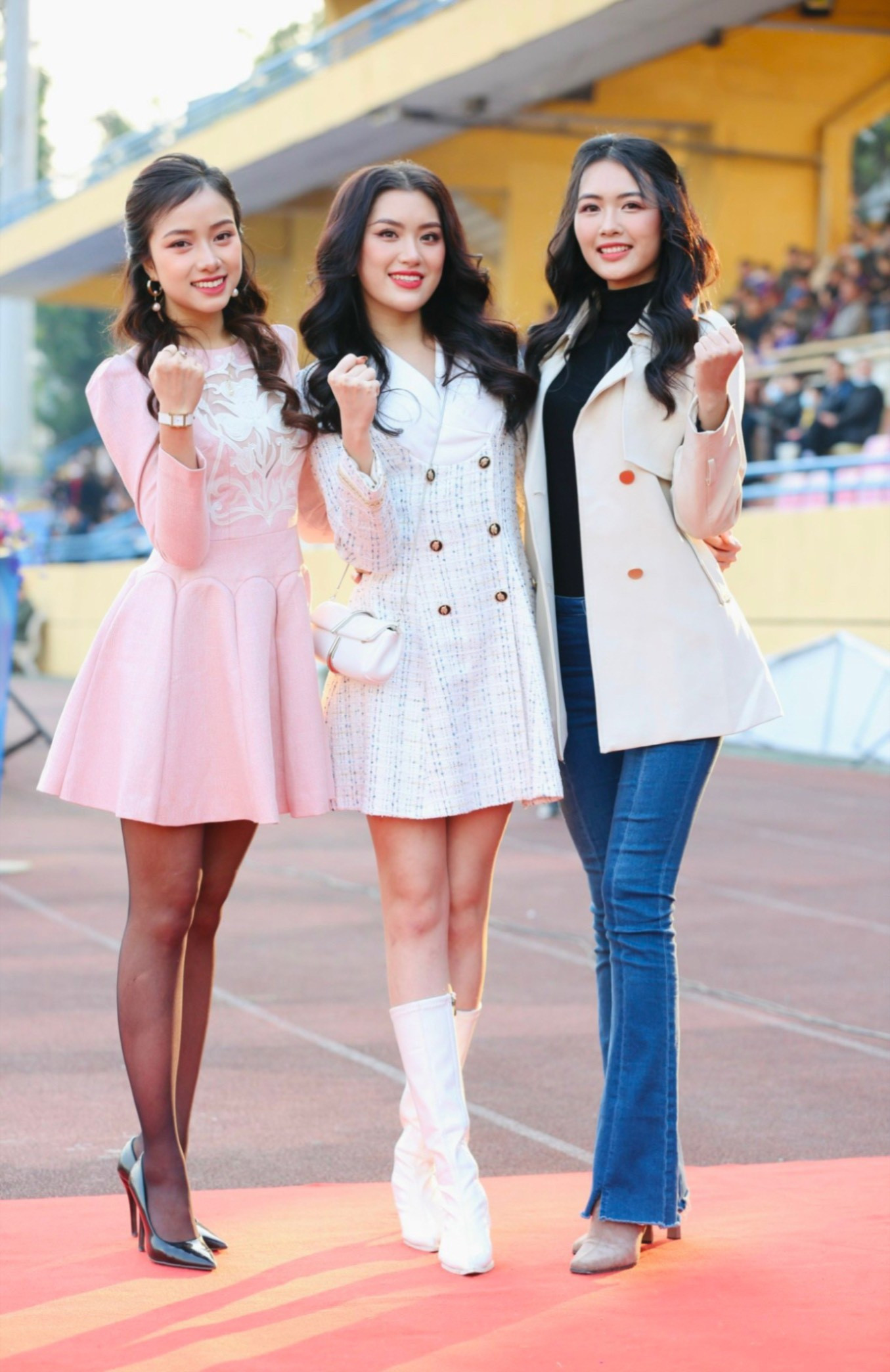 Hoa hậu Đỗ Mỹ Linh đến sân Hàng Đẫy cổ vũ đội bóng của ông xã tranh Siêu cúp ảnh 7