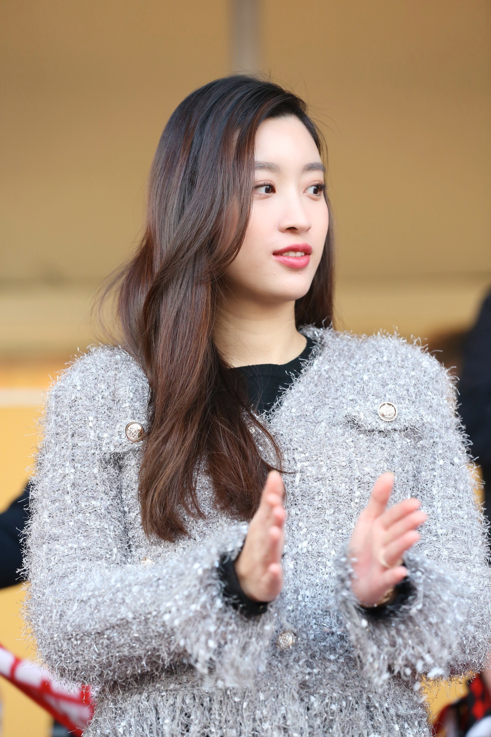 Hoa hậu Đỗ Mỹ Linh đến sân Hàng Đẫy cổ vũ đội bóng của ông xã tranh Siêu cúp ảnh 2