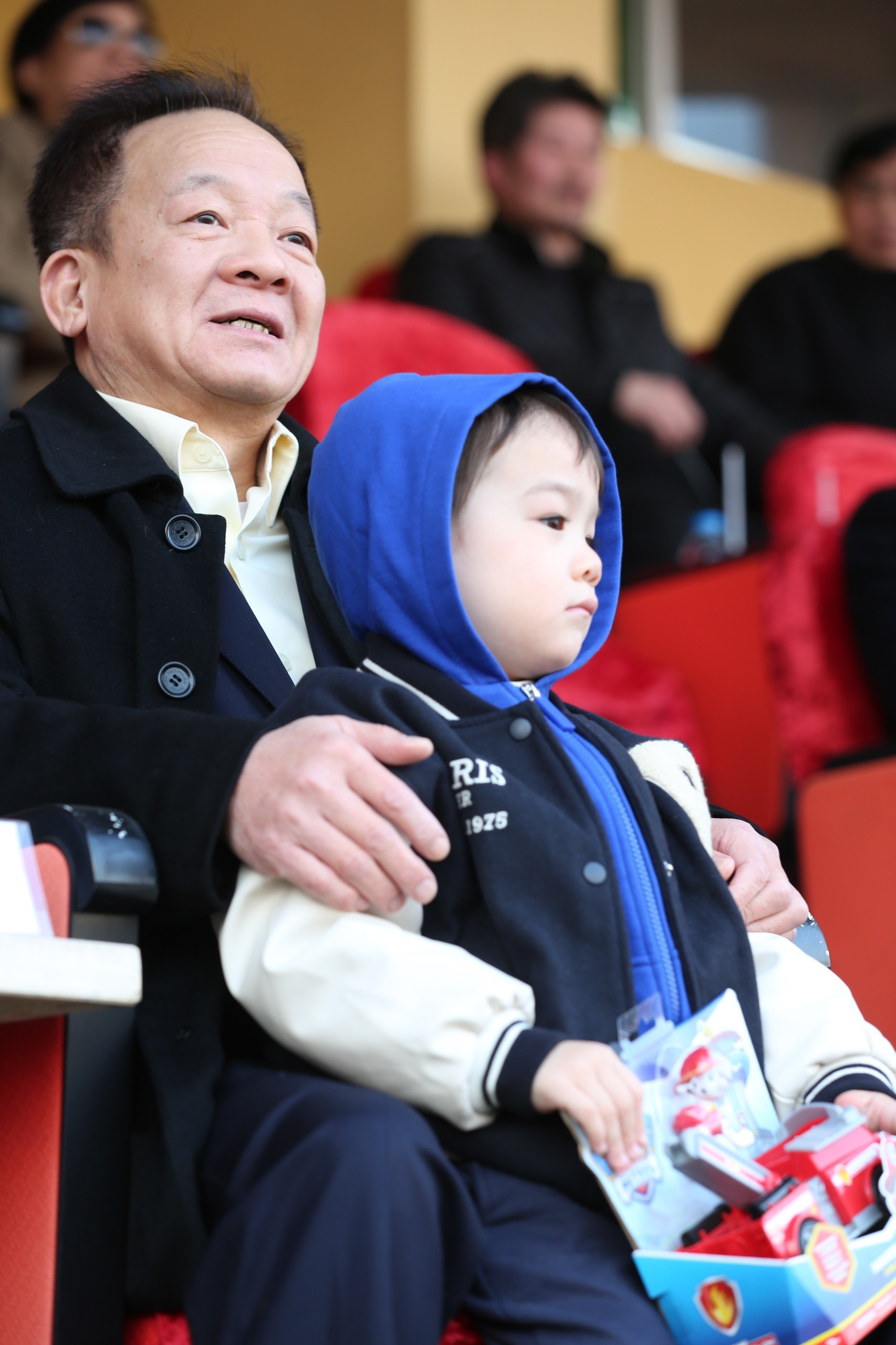 Hoa hậu Đỗ Mỹ Linh đến sân Hàng Đẫy cổ vũ đội bóng của ông xã tranh Siêu cúp ảnh 5