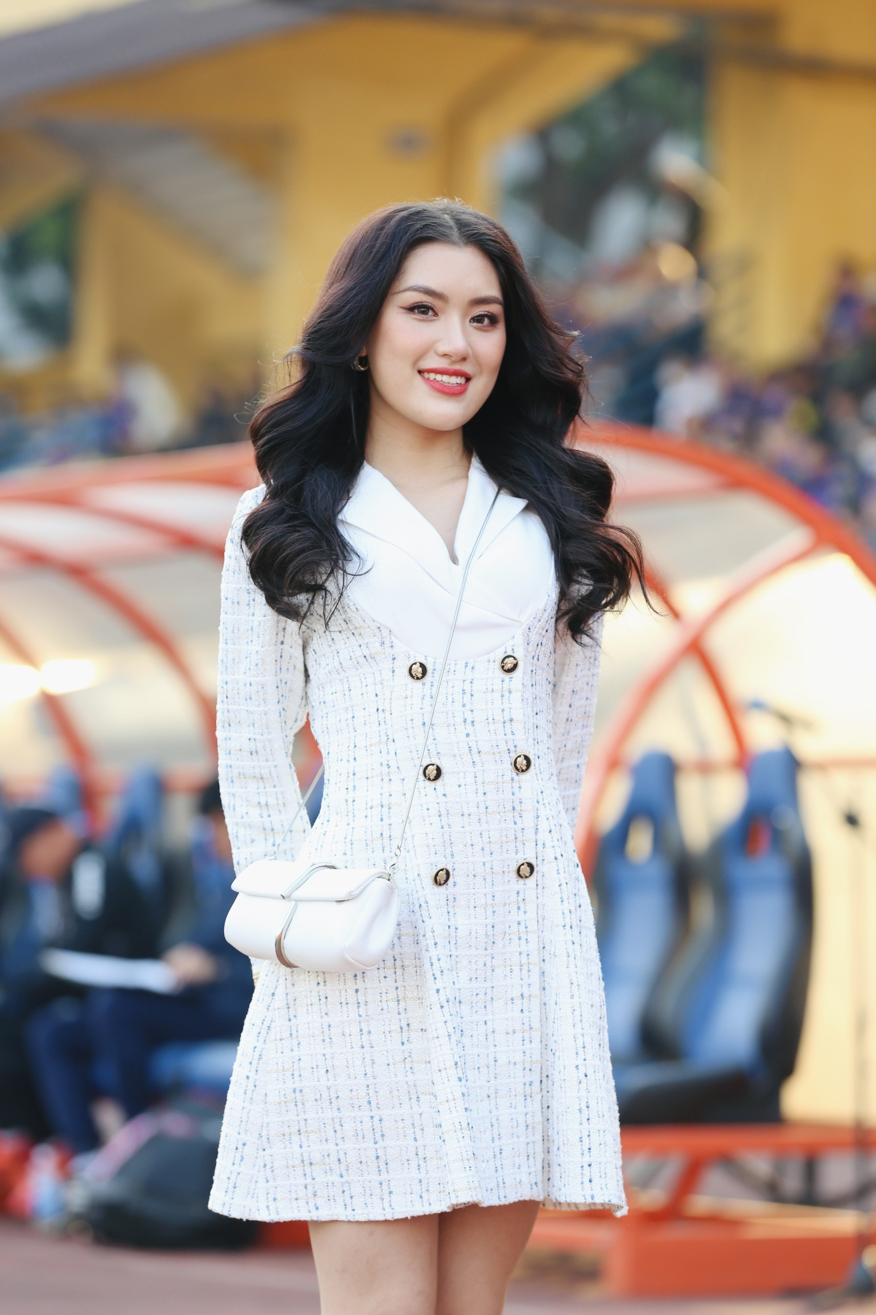 Hoa hậu Đỗ Mỹ Linh đến sân Hàng Đẫy cổ vũ đội bóng của ông xã tranh Siêu cúp ảnh 17