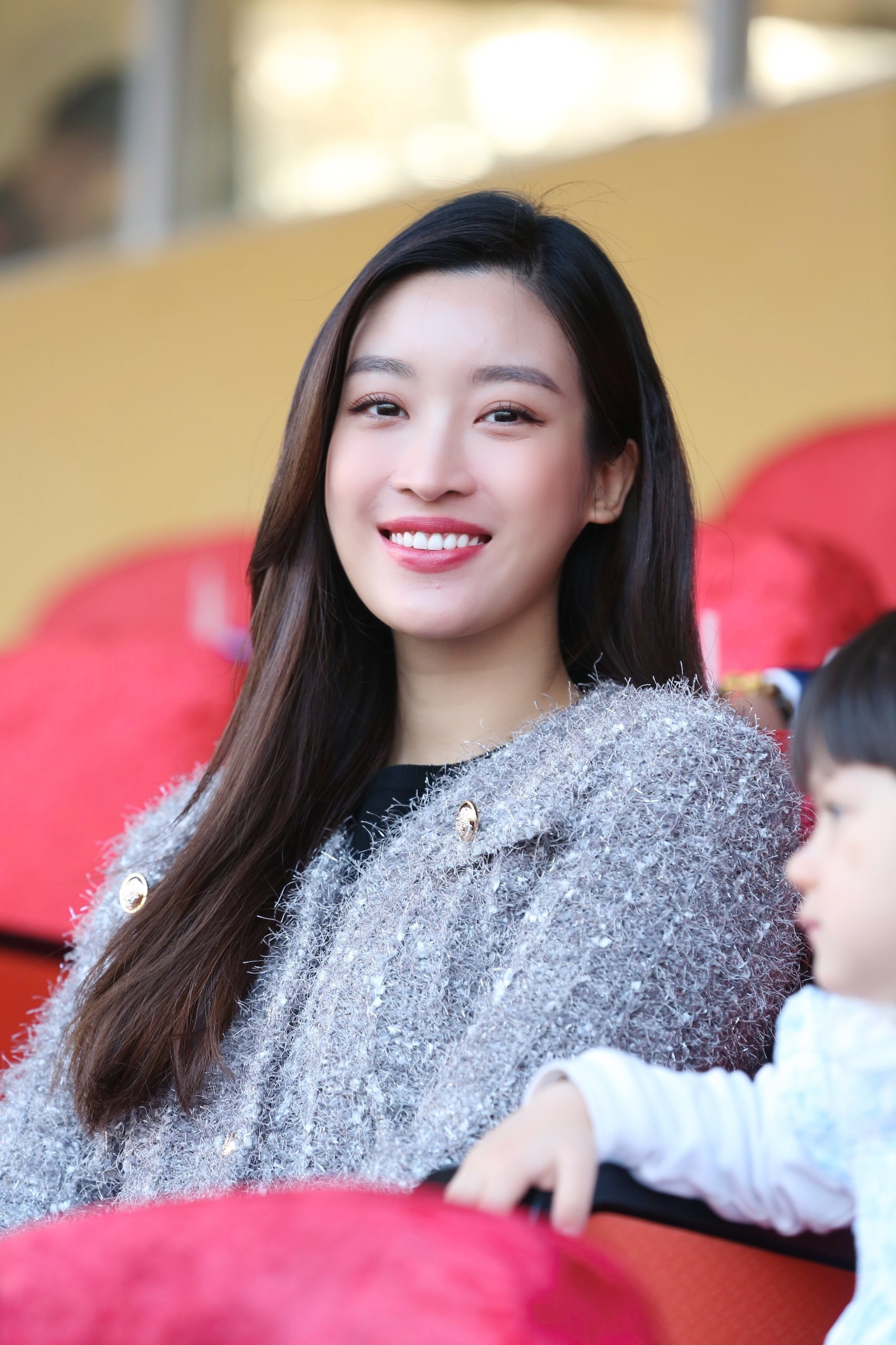 Hoa hậu Đỗ Mỹ Linh đến sân Hàng Đẫy cổ vũ đội bóng của ông xã tranh Siêu cúp ảnh 1