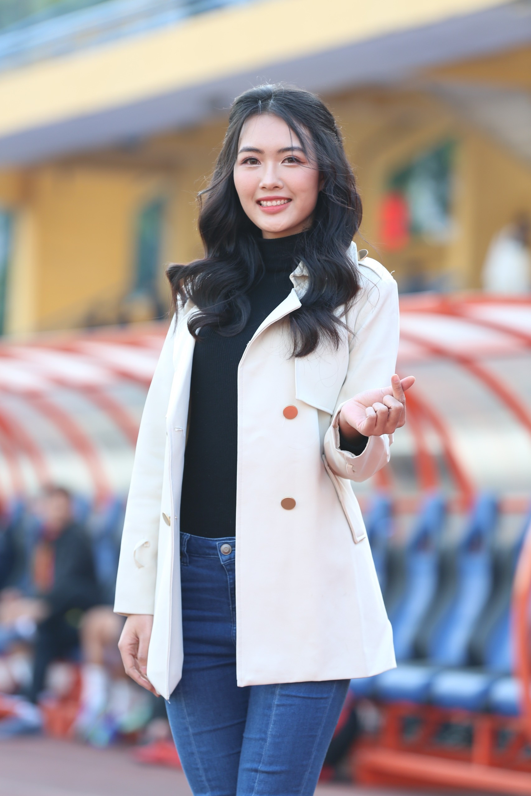 Hoa hậu Đỗ Mỹ Linh đến sân Hàng Đẫy cổ vũ đội bóng của ông xã tranh Siêu cúp ảnh 15