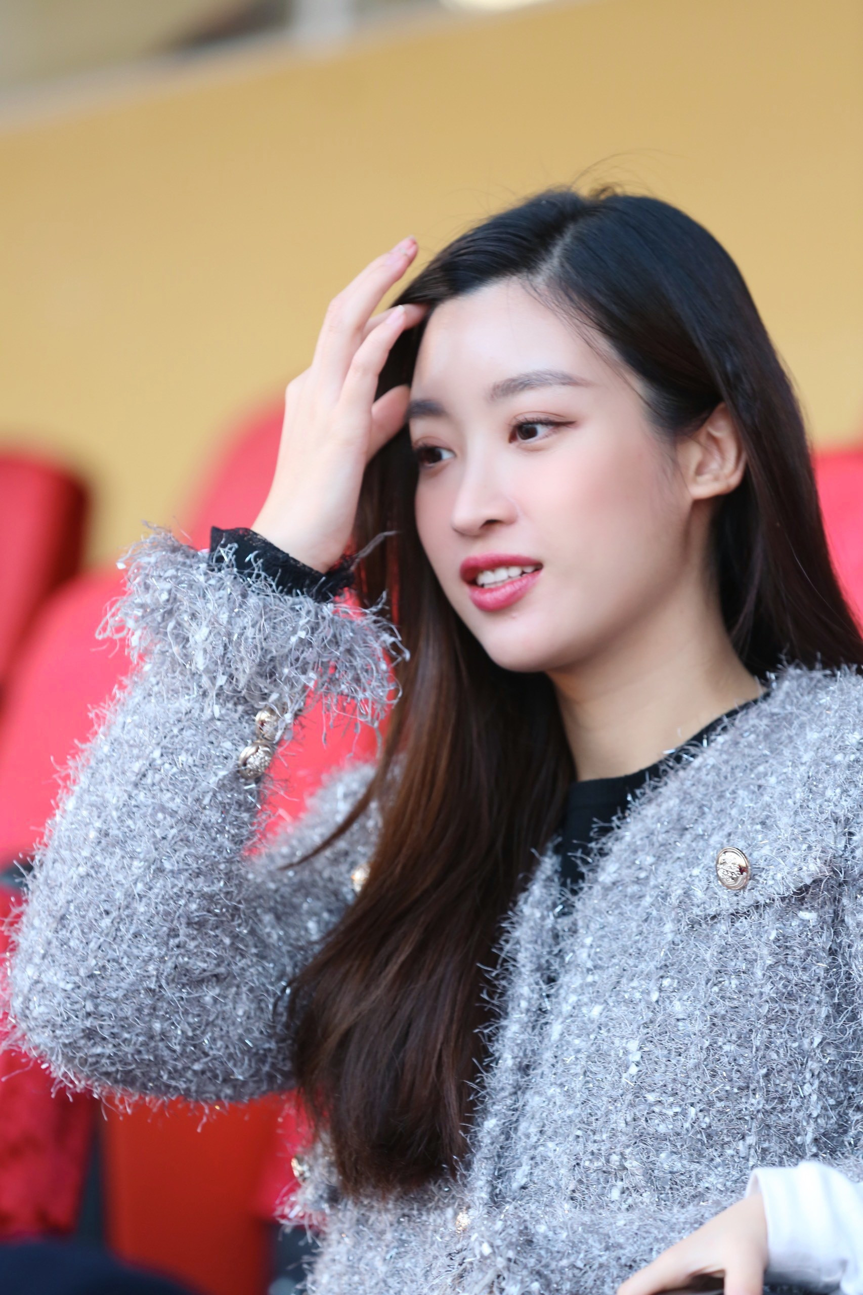 Hoa hậu Đỗ Mỹ Linh đến sân Hàng Đẫy cổ vũ đội bóng của ông xã tranh Siêu cúp ảnh 3