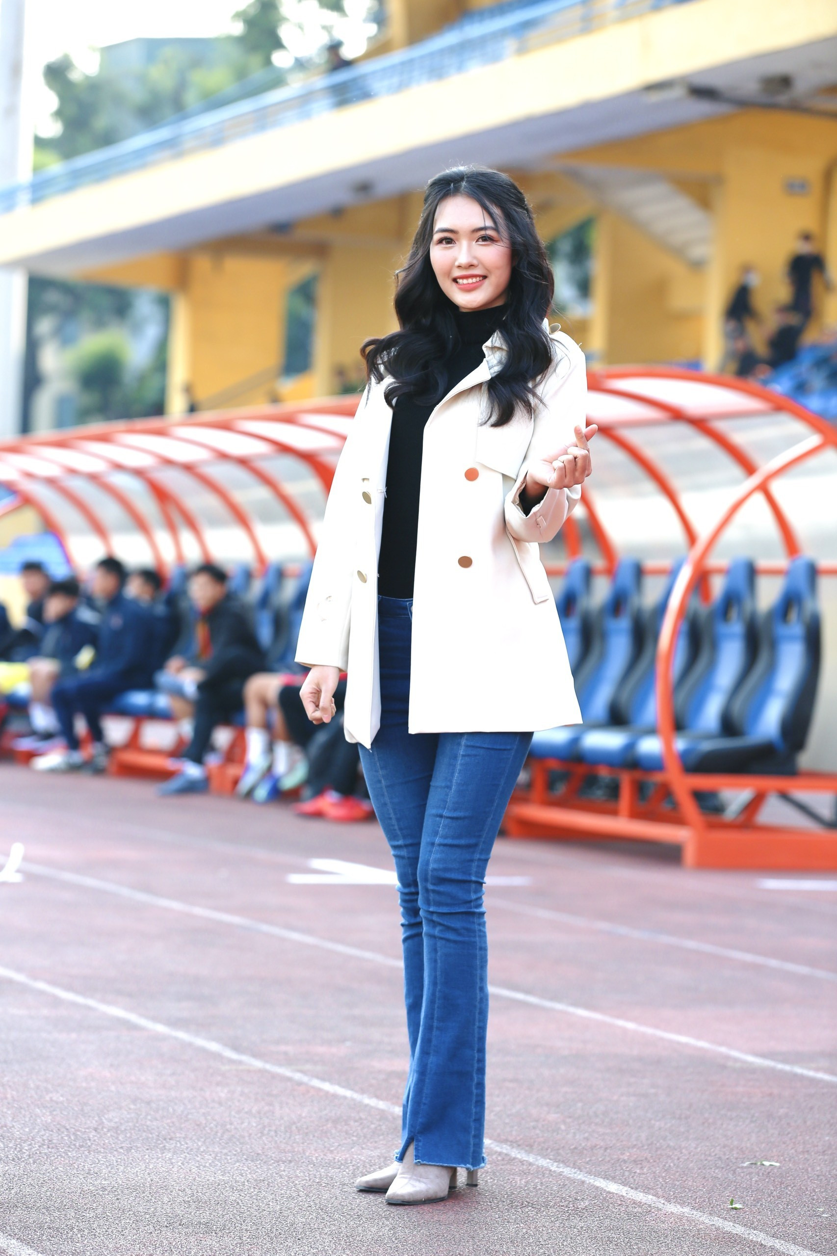 Hoa hậu Đỗ Mỹ Linh đến sân Hàng Đẫy cổ vũ đội bóng của ông xã tranh Siêu cúp ảnh 13