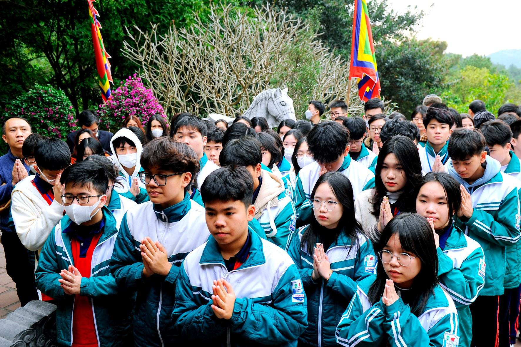 Cầu học thông, thi đạt trong Lễ khai bút tại đền thờ Chu Văn An