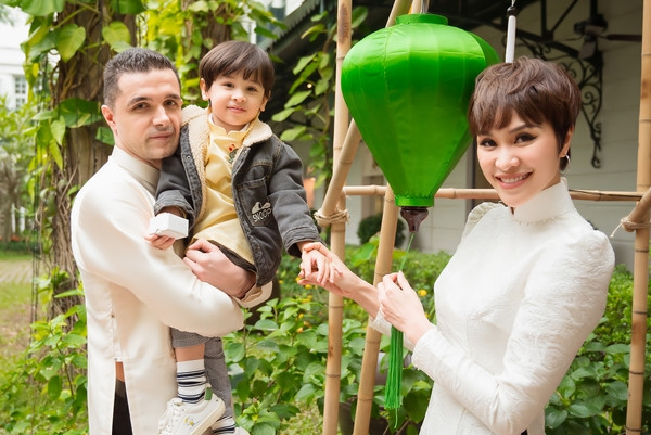 MC Phương Mai xinh đẹp bên chồng Tây