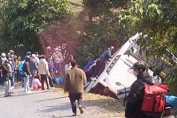 Phú Thọ: Ô tô khách 47 chỗ bị lật tại khu vực đèo ở huyện Tân Sơn