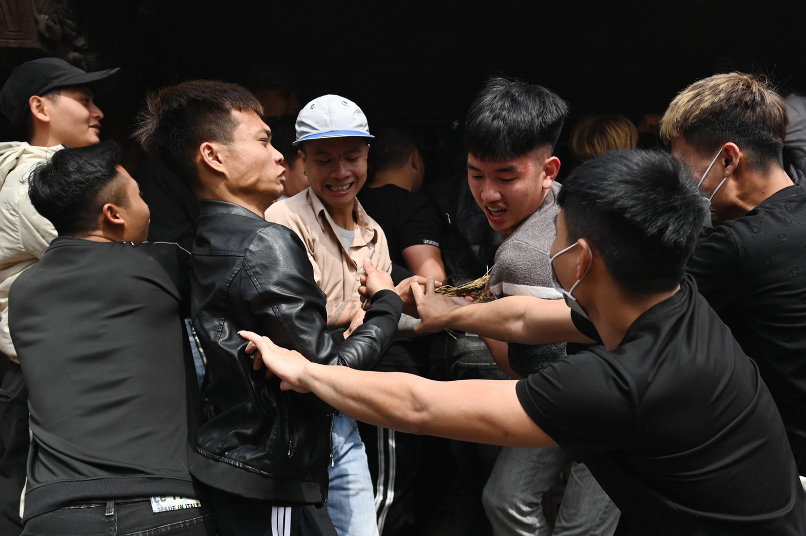 Thanh niên lao vào giành giật manh chiếu để sinh con trai ở Lễ hội Đúc Bụt