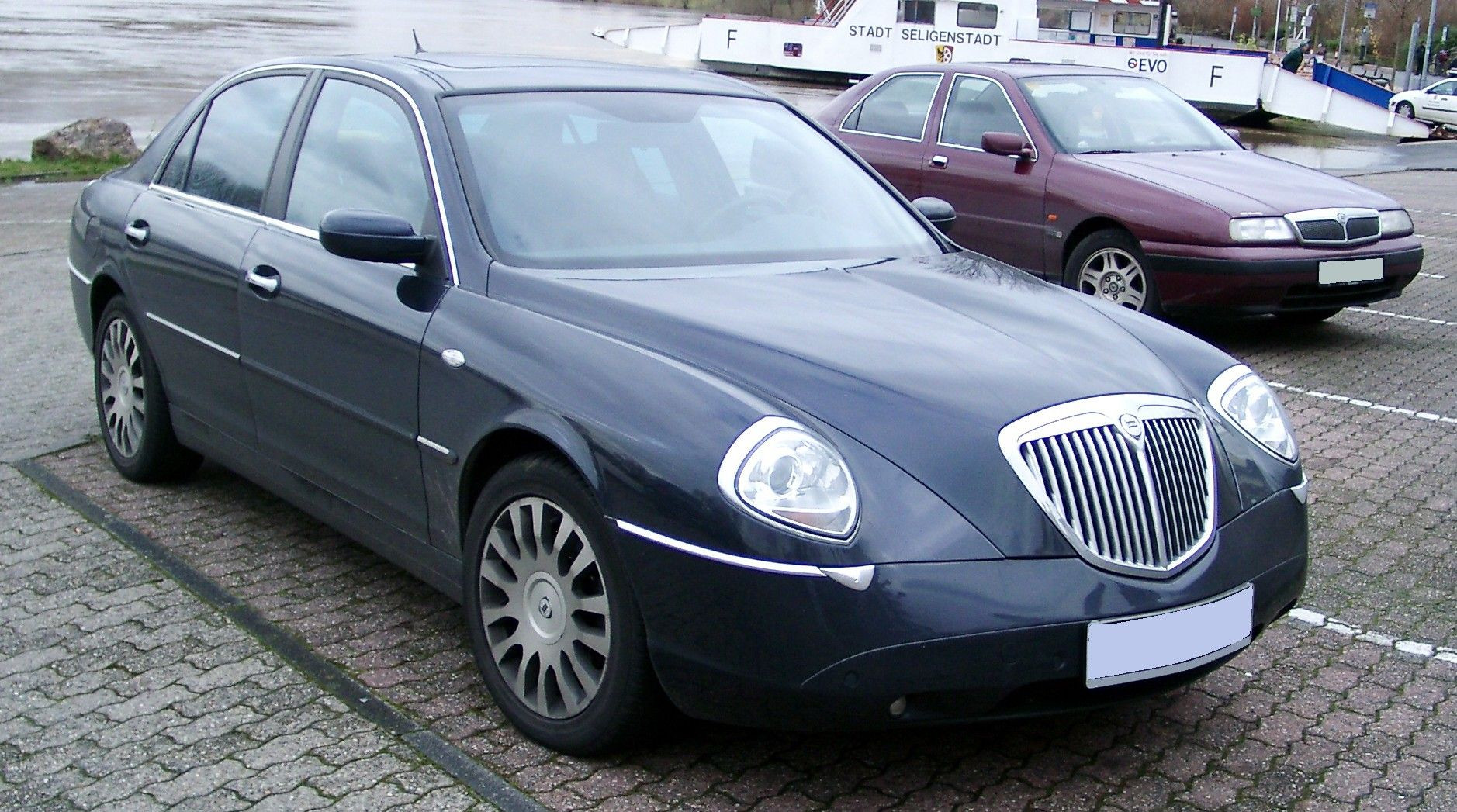 Lancia Thesis at a parking
