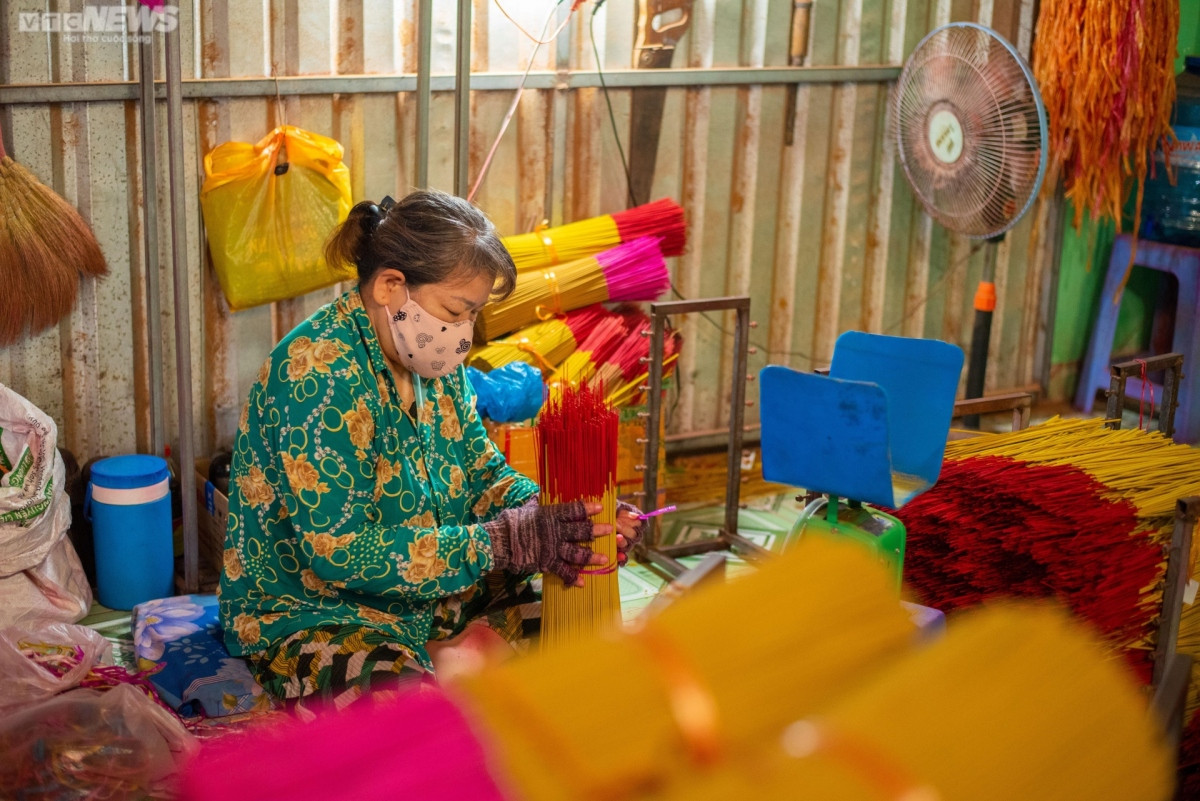100-year-old incense-making village busy ahead of tet picture 10