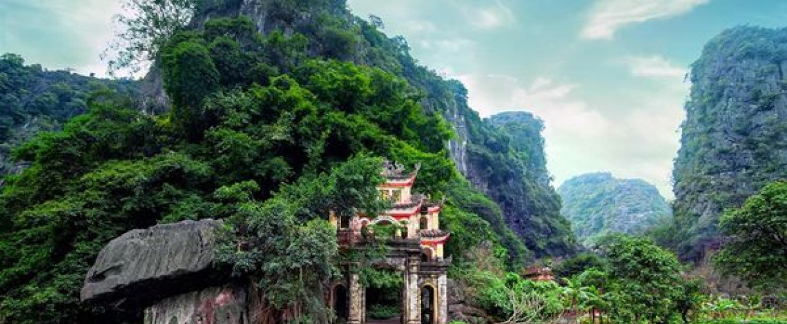 Admiring three Vietnamese pagodas hidden in caves 