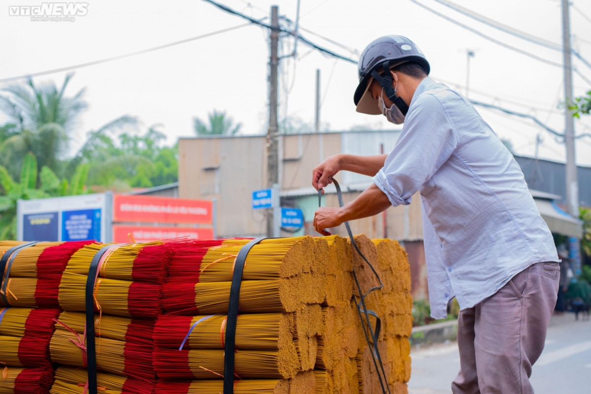 100-year-old incense-making village busy ahead of tet picture 12