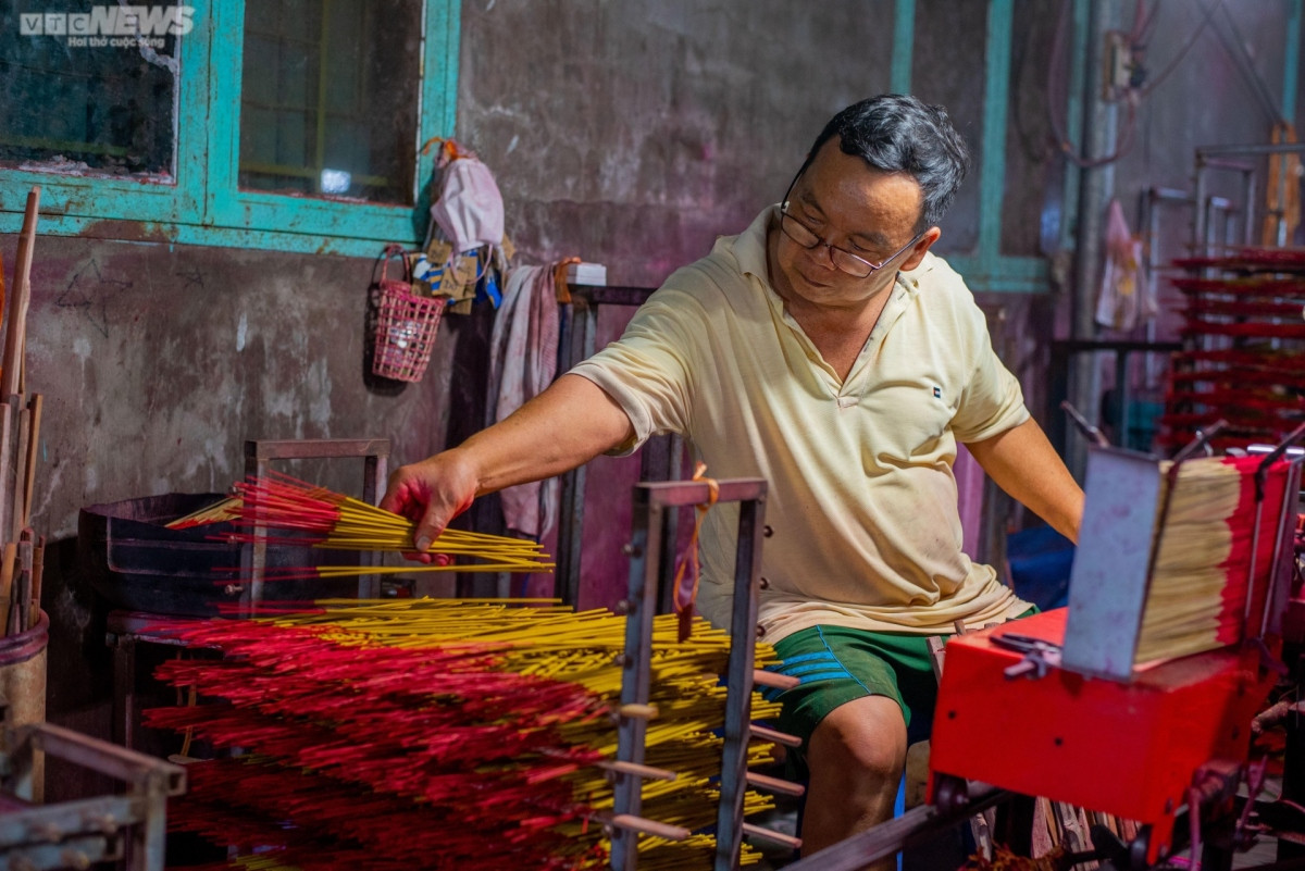 100-year-old incense-making village busy ahead of tet picture 2