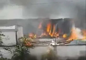 Nhà xưởng công ty gỗ ở Bình Dương bốc cháy dữ dội