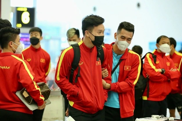 Thầy trò tuyển Việt Nam ăn vội trên xe, tức tốc ra sân bay ngay sau trận thắng Myanmar