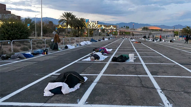 Giúp người vô gia cư giữ an toàn 2m, giới chức Las Vegas vẫn bị chỉ trích
