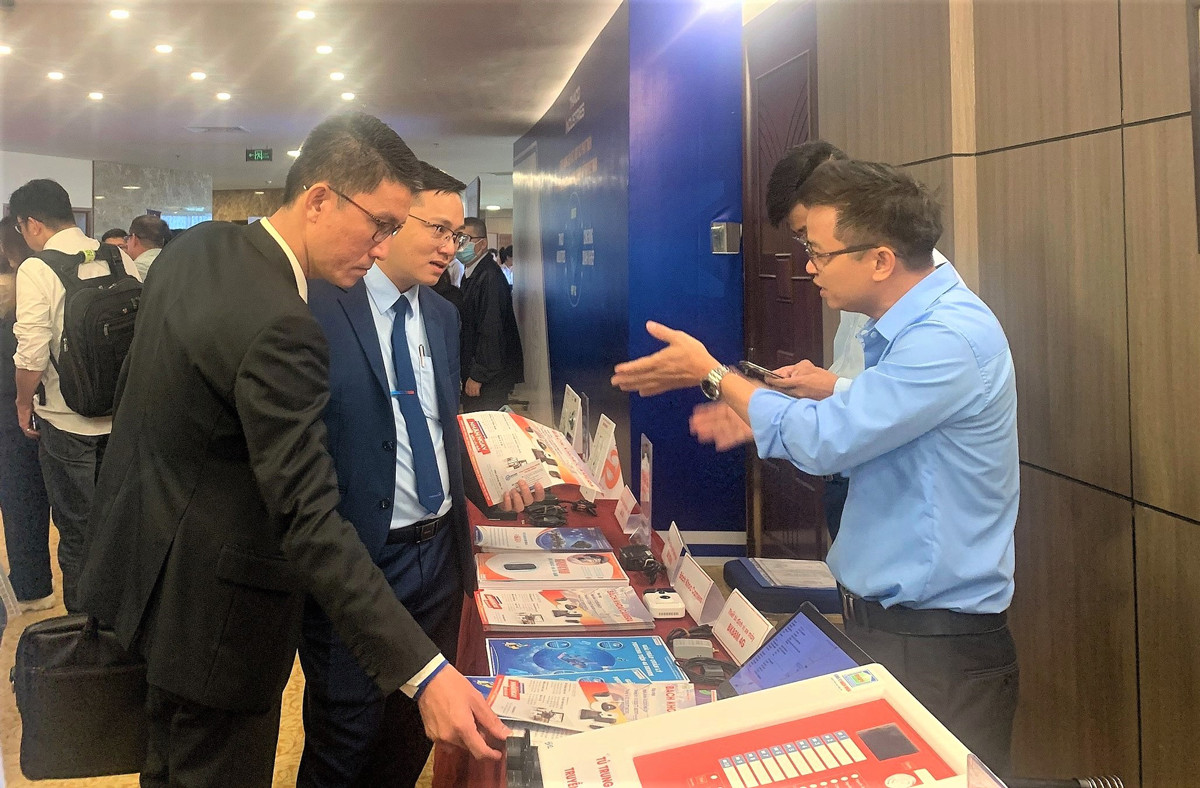 ng-Đỗ-Minh-Tâm---Tổng-Giám-đốc-THACO-Industries-trao-đổi-với-các-đối-tác-tại-Khu-trưng-bày-sản-phẩm-của-THACO-Industries